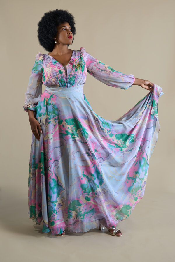 Robe longue fluide multicolore avec manches longues et décolleté en V, parfaite pour une soirée élégante