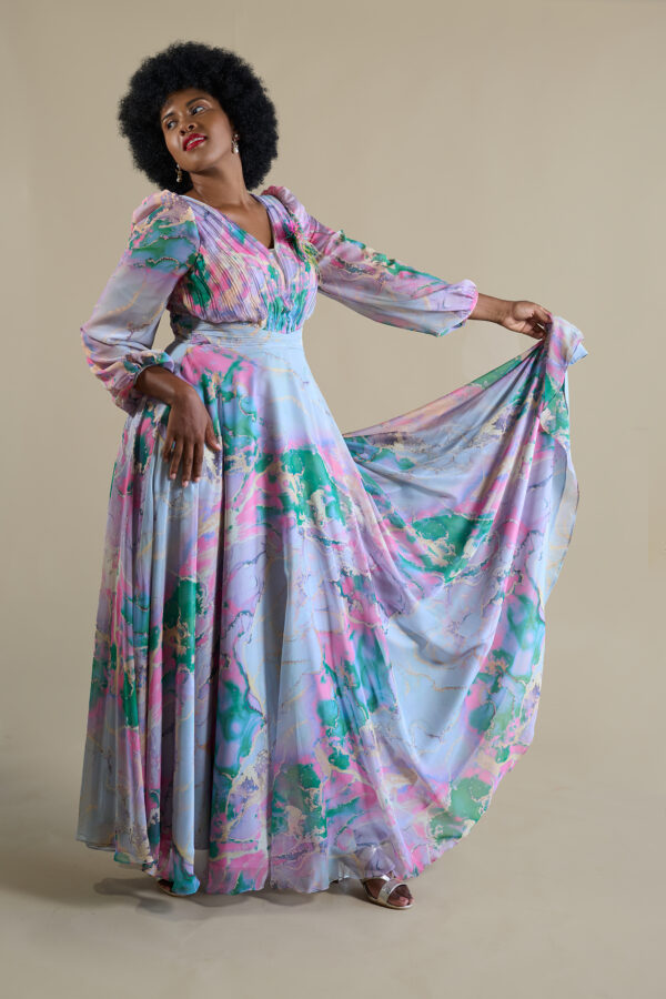 Robe longue fluide multicolore avec manches longues et décolleté en V, parfaite pour une soirée élégante