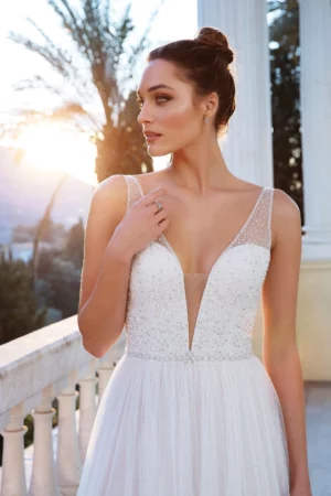 Détail du bustier de la robe de mariée 88118, délicatement orné de perles et de cristaux scintillants. Son décolleté plongeant est sublimé par un tulle illusion pour un maintien parfait.