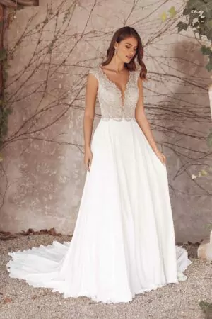 Bienvenue chez Christiane Boutique, votre mariage shop idéal pour trouver la robe parfaite pour chaque événement. Explorez notre magasin de robe habillée où vous découvrirez une large sélection de robes de soirée et de robes de mariée cocktail pour célébrer les moments importants de votre vie. Pour le jour J, nous avons des robes de mariée qui feront de vous la plus belle des mariées. Nos robes de cérémonie mariage femme sont conçues pour mettre en valeur votre élégance et votre charme. Que ce soit pour une robe de noces ou une robe cérémonie de mariage femme, notre collection répond à toutes vos attentes. Découvrez également notre robe de cérémonie en ligne, qui vous offre la possibilité de choisir votre robe depuis chez vous. Et pour ceux qui recherchent une option économique, nous proposons des robes de mariée à petit prix sans compromettre le style et la qualité. Chez Christiane Boutique, trouvez la robe de mariée parfaite pour le jour J et faites de ce moment une expérience inoubliable.