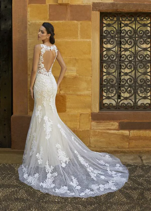 Robe de mariée avec un dos en forme de cœur – Image 2