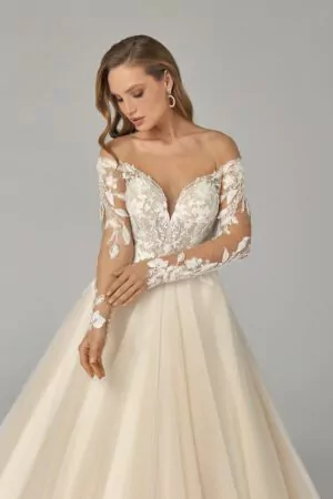 Découvrez notre collection de robes de soirée grande taille pour mariage, ainsi que nos offres spéciales pendant les soldes de robes de soirée. Que vous cherchiez une robe de soirée simple ou une robe pour témoin de mariage femme, nous avons des modèles pour toutes les occasions. Explorez nos options élégantes de robes de mariée pour la mairie ou optez pour une robe de la mariée classique. Nos robes de soirée pour mariage sont parfaites pour briller lors de l’événement, et nous proposons également des tenues de témoin de mariage chics et raffinées pour sublimer votre look.