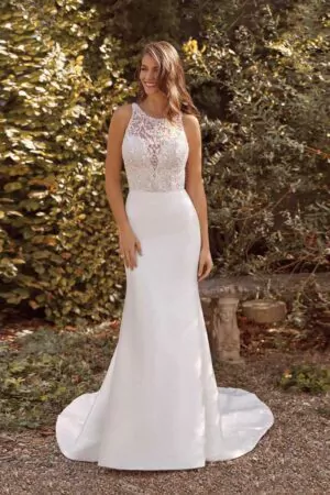 Vue frontale d'une robe de mariée sirène en mikado avec bustier en dentelle transparente et jupe ajustée.