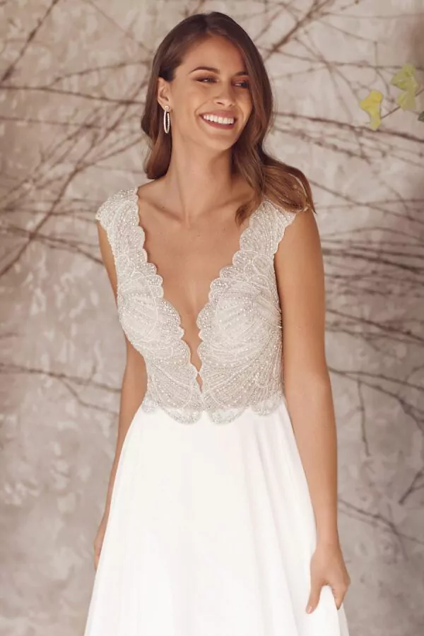 Robe de mariée en dentelle couleur champagne et jupe en mousseline – Image 3