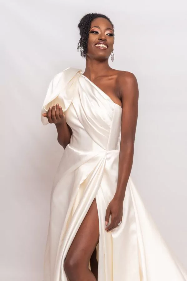 Découvrez la collection raffinée de Christiane Boutique, votre destination idéale pour les robes de mariage et de cérémonie. Que vous cherchiez une robe de cérémonie témoin mariage ou une élégante robe de cocktail longue mariage, nous avons des options qui répondent à toutes vos attentes. Profitez de nos robes de soirée mariage pas cher, idéales pour briller sans compromettre votre budget. Ne manquez pas nos robes de mariée en solde, parfaites pour les futures mariées souhaitant une touche d'élégance à petit prix. Notre sélection inclut également des robes de réception pour mariage et des robes de fin de soirée mariage qui ajouteront une touche spéciale à votre événement. Découvrez nos robes de noces, conçues pour faire de votre journée un moment inoubliable. Visitez notre magasin avec robes de soirée et explorez notre site tenue de soirée pour trouver la tenue parfaite. Nous proposons aussi des tenues de cocktail pour mariage qui allient style et confort, vous garantissant de faire tourner les têtes lors de votre événement.