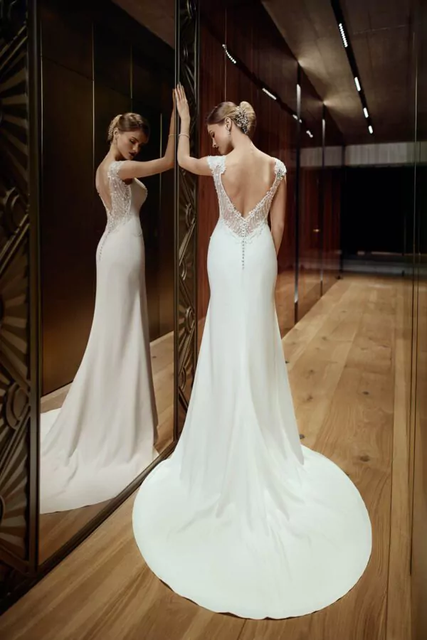 Robe de mariée avec un dos nu – Image 2