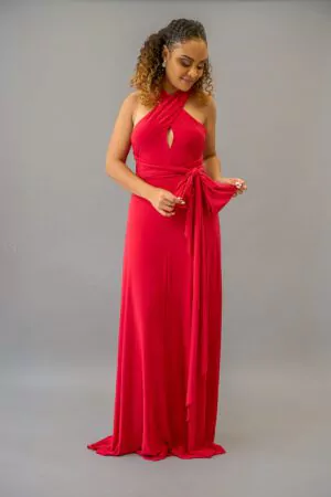 Robe longue à nouer disponible en bleu royal ou rouge cerise, avec un décolleté plongeant et une jupe fluide, parfaite pour mariages et soirées.