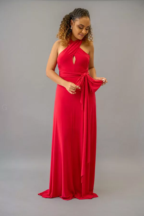 Robe longue à nouer disponible en bleu royal ou rouge cerise, avec un décolleté plongeant et une jupe fluide, parfaite pour mariages et soirées.