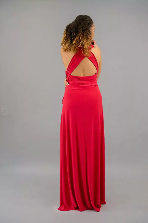 Robe longue à nouer disponible en bleu royal ou rouge cerise, avec un décolleté plongeant et une jupe fluide, parfaite pour mariages et soirées.