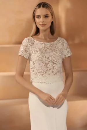 Découvrez Christiane Boutique, votre spécialiste en tenue de soirée femme classe. Nos robes de mariée pour le soir et robes de civil mariage sont parfaites pour toutes vos célébrations. Profitez de nos robes de mariage civil pas chères, idéales pour un budget maîtrisé. Renseignez-vous sur nos prix de robe de mariée compétitifs, et pour l'hiver, nos robes de soirée mariage hiver sont là pour allier élégance et chaleur. Visitez notre magasin des robes de soirée pour des pièces uniques, disponibles avec livraison rapide. Que vous soyez en Guadeloupe, Martinique, France, Canada, ou même aux États-Unis, Christiane Boutique vous offre une sélection de robes de cérémonie de mariage et de robe de soirée longue blanche pour mariage pour que chaque moment soit inoubliable.