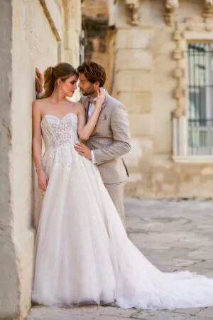 Robe de mariée Très Chic avec manches longues amovibles, décolleté chérie et jupe en tulle pailleté, référence TC24232