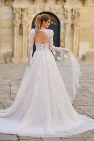 Robe de mariée Très Chic avec manches longues amovibles, décolleté chérie et jupe en tulle pailleté, référence TC24232