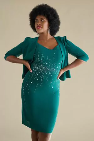 Robe de cocktail verte avec broderies de strass et veste assortie.