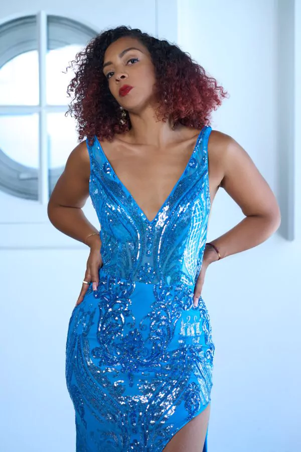 Robe de soirée bleu royal brodée de sequins scintillants, avec décolleté en V et fente haute, idéale pour une allure glamour