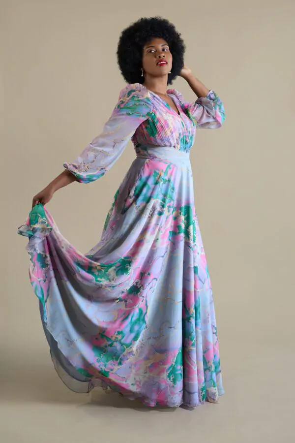 Robe longue fluide multicolore avec manches longues et décolleté en V, parfaite pour une soirée élégante