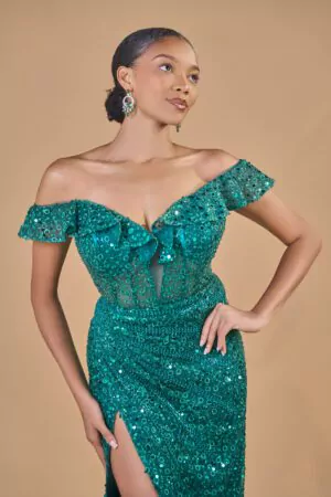 Robe sirène vert émeraude ornée de sequins, avec épaules dégagées, volants et fente haute, idéale pour un look glamour.