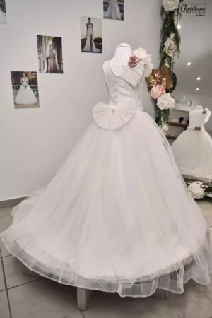 Robe de cérémonie pour enfant avec corsage orné de fleurs appliquées et jupe en tulle scintillant, disponible en ivoire, rose blush et vert émeraude.