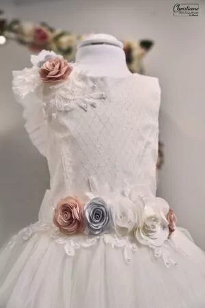 Robe de cérémonie pour enfant avec corsage orné de fleurs appliquées et jupe en tulle scintillant, disponible en ivoire, rose blush et vert émeraude.