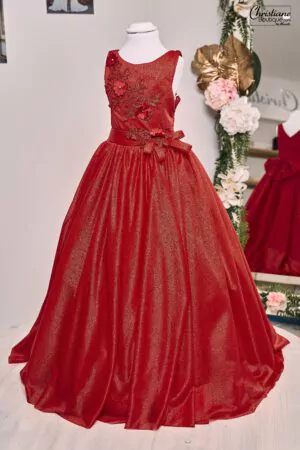 Robe enfant en tulle rouge scintillant avec broderies florales, fleurs 3D, ceinture ornée d’un nœud et jupe volumineuse.