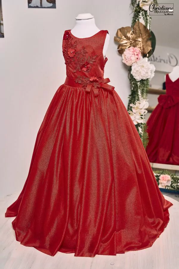 Robe enfant en tulle rouge scintillant avec broderies florales, fleurs 3D, ceinture ornée d’un nœud et jupe volumineuse.