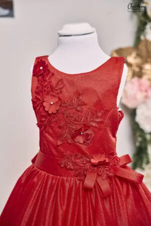 Robe enfant en tulle rouge scintillant avec broderies florales, fleurs 3D, ceinture ornée d’un nœud et jupe volumineuse.