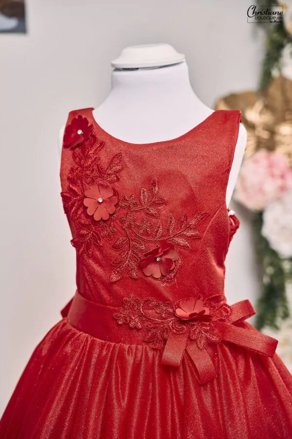 Robe enfant en tulle rouge scintillant avec broderies florales, fleurs 3D, ceinture ornée d’un nœud et jupe volumineuse.