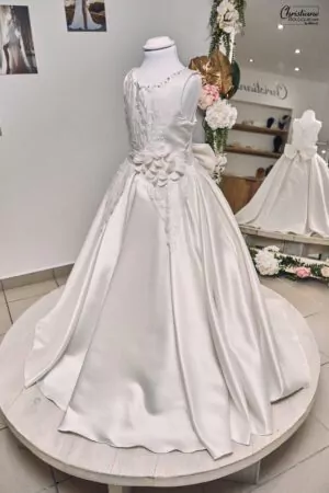 Robe de cérémonie enfant en satin ivoire, ornée de dentelle brodée et fleurs en 3D, avec un nœud élégant dans le dos.