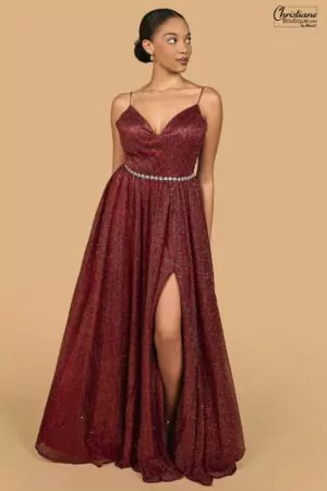 Robe rouge cerise scintillante avec bretelles fines, décolleté en V, fente haute et ceinture ornée de strass.