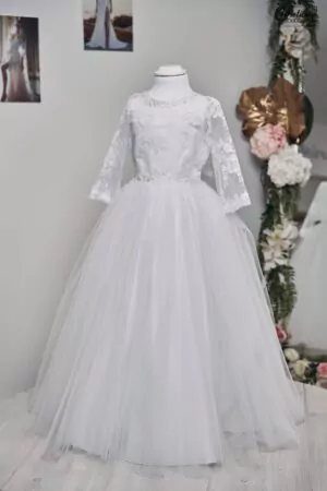 Robe de baptême pour enfant avec manches longues en dentelle florale, corsage brodé et jupe volumineuse en tulle.