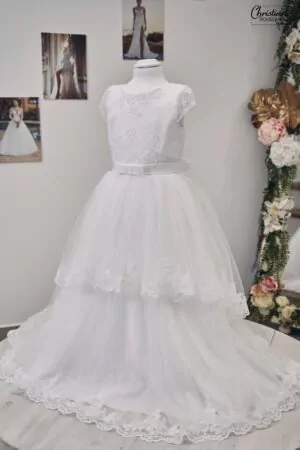 Robe de baptême avec corsage brodé, jupe en tulle à deux niveaux, ceinture en satin ornée d’un nœud, et laçage raffiné au dos