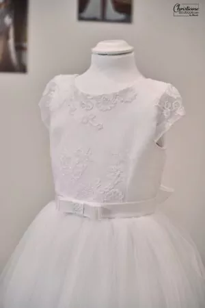 Robe de baptême avec corsage brodé, jupe en tulle à deux niveaux, ceinture en satin ornée d’un nœud, et laçage raffiné au dos