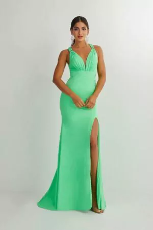 Robe longue verte avec décolleté plongeant, dos croisé et fente élégante.