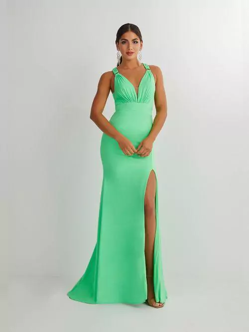 Robe longue verte avec décolleté plongeant, dos croisé et fente élégante.