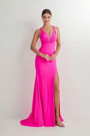 Robe longue fuchsia avec décolleté plongeant et fente haute.