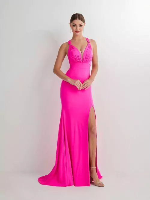 Robe longue fuchsia avec décolleté plongeant et fente haute.