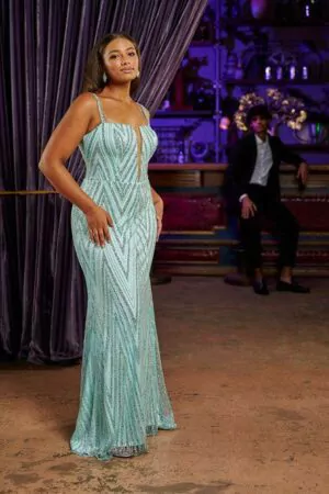 Vue avant de la robe de soirée 'Aurore' en turquoise, mettant en valeur les sequins scintillants et le décolleté plongeant.