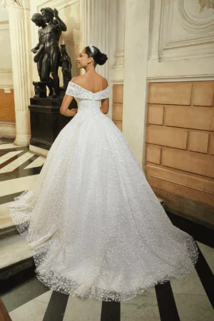 Robe de mariée princesse à épaules dénudées avec broderies florales pailletées et jupe ample en tulle scintillant, parfaite pour un mariage magique.