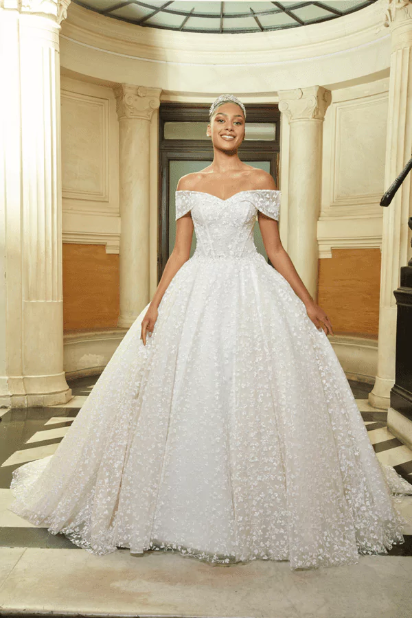 Robe de mariée princesse à épaules dénudées avec broderies florales pailletées et jupe ample en tulle scintillant, parfaite pour un mariage magique.