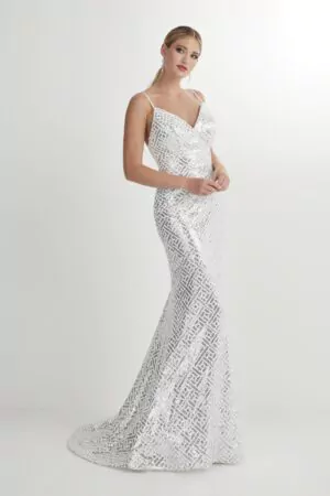 Robe de soirée ajustée en sequins argentés, coupe sirène, vue de face