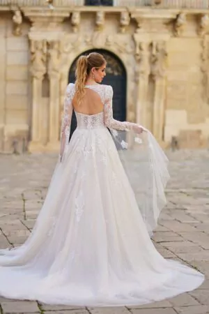 Robe de mariée A-line avec corset en dentelle, manches amovibles et jupe fluide en tulle scintillant.