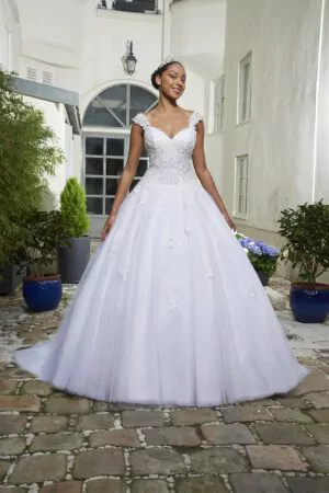 Robe de mariée volumineuse avec corsage en dentelle et jupe en tulle signée Annie Couture.