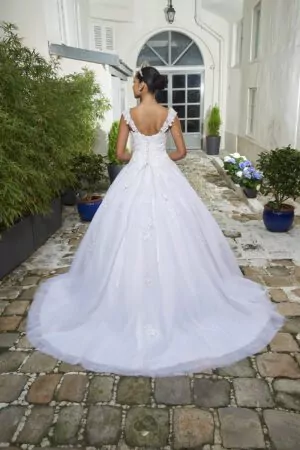 Robe de mariée volumineuse avec corsage en dentelle et jupe en tulle signée Annie Couture.