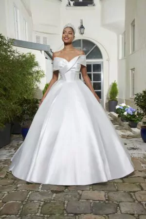 Robe de mariée princesse en satin blanc avec épaules dénudées croisées et corsage structuré.