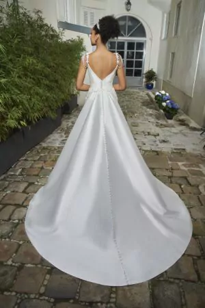 Vue arrière d'une robe de mariée sirène en satin avec dos ouvert et traîne élégante.